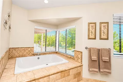 Bath - 150 Smoke Tree Rd, Pinon Hills, CA 92372 photo 3 of 7