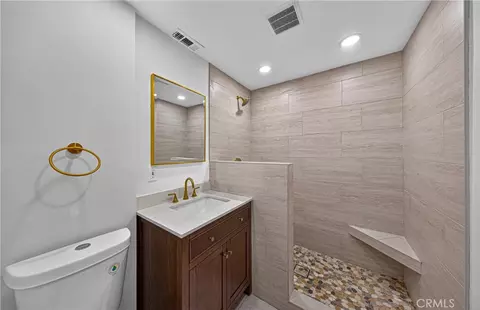 Bath - 27917 Squirrel Ln, Lake Arrowhead, CA 92352 photo 2 of 2