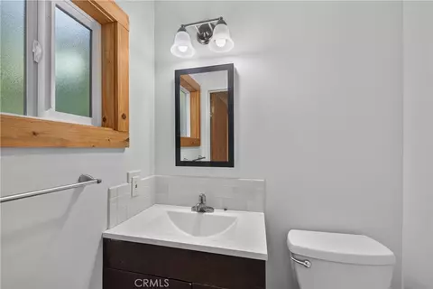 Bath - 27917 Squirrel Ln, Lake Arrowhead, CA 92352 photo 1 of 2