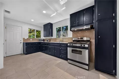 Kitchen - 27917 Squirrel Ln, Lake Arrowhead, CA 92352 photo 1 of 2