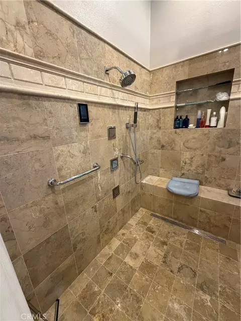 Bath - 18268 Hollowtree Ln, Riverside, CA 92504 photo 7 of 7
