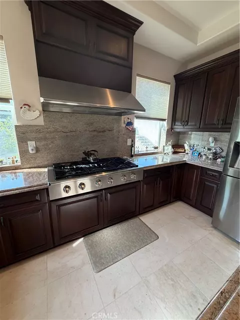 Kitchen - 18268 Hollowtree Ln, Riverside, CA 92504 photo 4 of 5