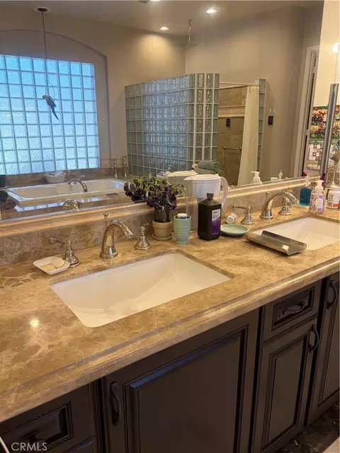 Bath - 18268 Hollowtree Ln, Riverside, CA 92504 photo 4 of 7