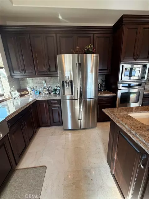 Kitchen - 18268 Hollowtree Ln, Riverside, CA 92504 photo 2 of 5
