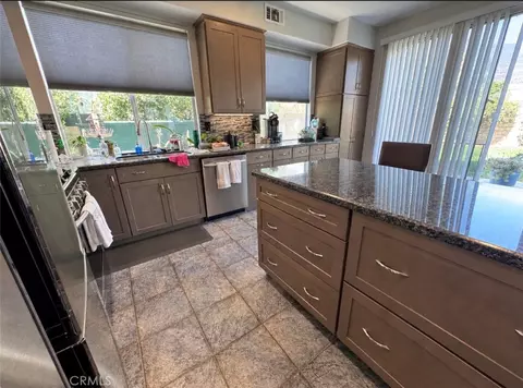 Kitchen - 14842 Fox Ridge Dr, Fontana, CA 92336 photo 5 of 6