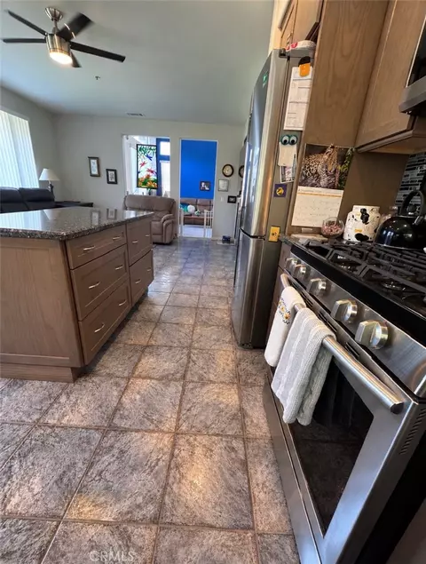 Kitchen - 14842 Fox Ridge Dr, Fontana, CA 92336 photo 3 of 6