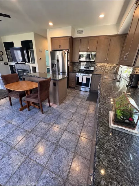 Kitchen - 14842 Fox Ridge Dr, Fontana, CA 92336 photo 2 of 6