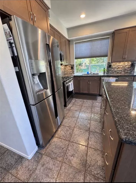 Kitchen - 14842 Fox Ridge Dr, Fontana, CA 92336 photo 4 of 6