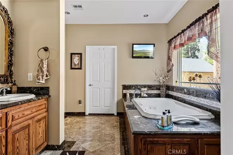 Bath - 919 Venus Way, Crestline, CA 92325 photo 2 of 5