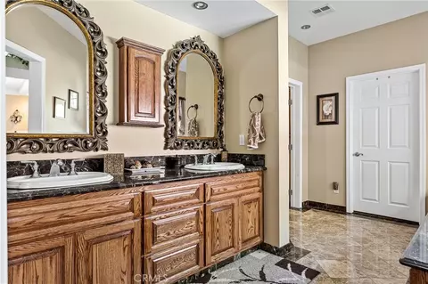 Bath - 919 Venus Way, Crestline, CA 92325 photo 3 of 5