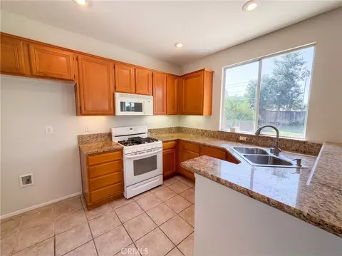 Kitchen - 33825 Glenoaks, Yucaipa, CA 92399 photo 2 of 3