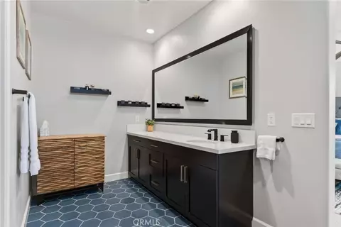 Bath - 1055 Vista Ct, Riverside, CA 92506 photo 2 of 5