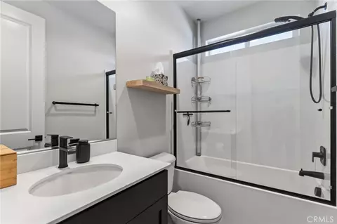 Bath - 1055 Vista Ct, Riverside, CA 92506 photo 4 of 5