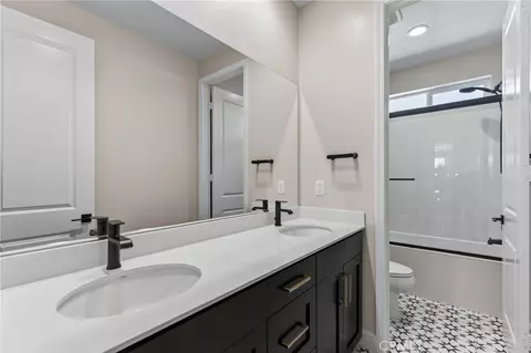 Bath - 1055 Vista Ct, Riverside, CA 92506 photo 5 of 5