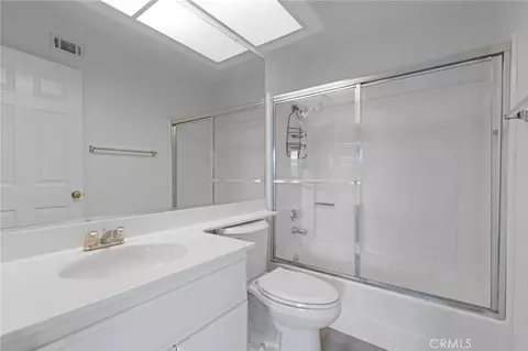 Bath - 15361 Hunsaker Ave #A, Paramount, CA 90723 photo 1 of 4