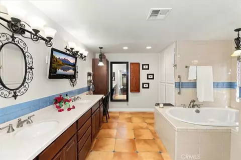 Bath - 12563 Avocado, Riverside, CA 92503 photo 4 of 5