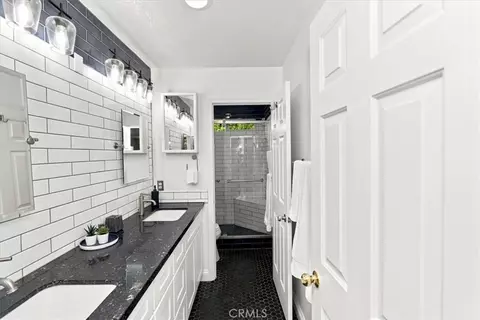 Bath - 12563 Avocado, Riverside, CA 92503 photo 3 of 5