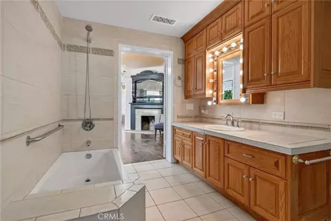 Bath - 2732 Mary St, Riverside, CA 92506 photo 1 of 4