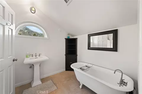 Bath - 39287 Pine, Yucaipa, CA 92399 photo 4 of 5