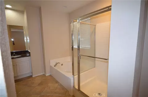 Bath - 3044 Kalei, Perris, CA 92571 photo 4 of 6