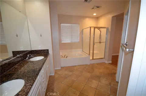 Bath - 3044 Kalei, Perris, CA 92571 photo 5 of 6