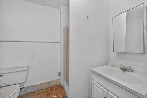 Bath - 425 Blackpine, Corona, CA 92879 photo 2 of 6