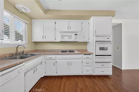 Kitchen - 425 Blackpine, Corona, CA 92879 photo 2 of 2
