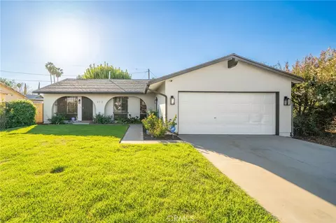 Exterior - 212 N Acacia Ave, Rialto, CA 92376 photo 2 of 11