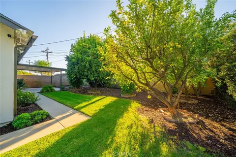 Exterior - 212 N Acacia Ave, Rialto, CA 92376 photo 9 of 11