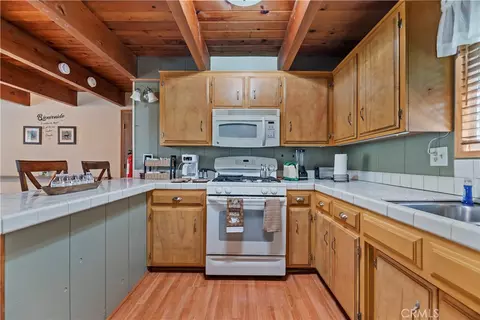 Kitchen - 32799 Badger Ln, Running Springs, CA 92382 photo 3 of 4