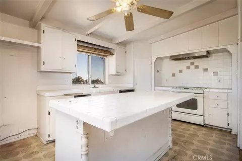 Kitchen - 5550 Carlsbad Ave, Yucca Valley, CA 92284 photo 2 of 3