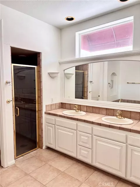 Bath - 7495 Canyon Dr, Yucca Valley, CA 92284 photo 2 of 3
