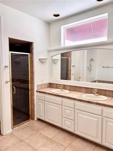 Bath - 7495 Canyon Dr, Yucca Valley, CA 92284 photo 2 of 3