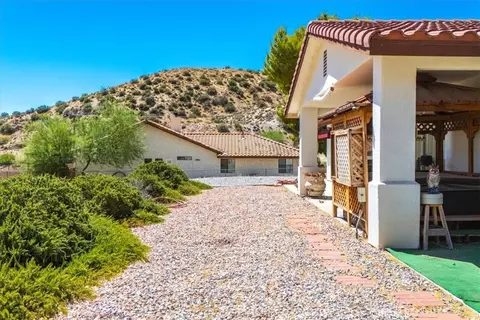 Exterior - 7495 Canyon Dr, Yucca Valley, CA 92284 photo 2 of 11