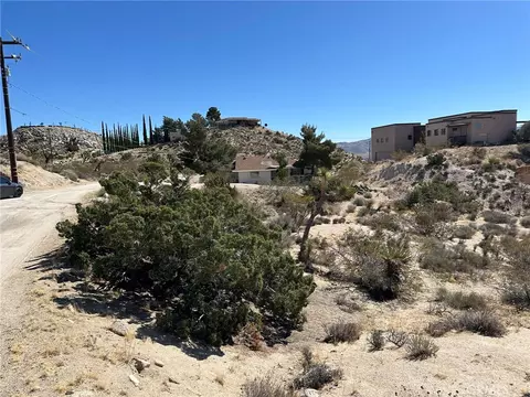 2 Buena Suerte Rd, Yucca Valley, CA 92284