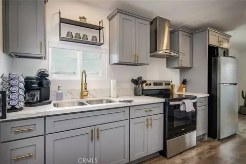 Kitchen - 877 Phillips Rd, Landers, CA 92285 photo 3 of 4