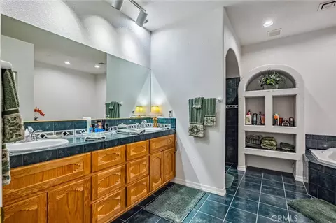 Bath - 3670 Riverview Ter, Needles, CA 92363 photo 1 of 9