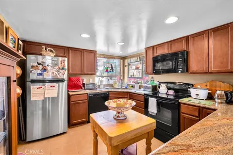 Kitchen - 56810 Chipmunk Trl, Yucca Valley, CA 92284 photo 1 of 2