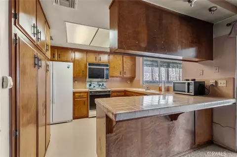 Kitchen - 7515 Pinon Dr, Yucca Valley, CA 92284 photo 2 of 3
