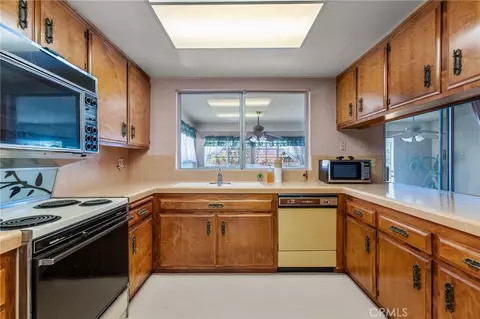 Kitchen - 7515 Pinon Dr, Yucca Valley, CA 92284 photo 1 of 3