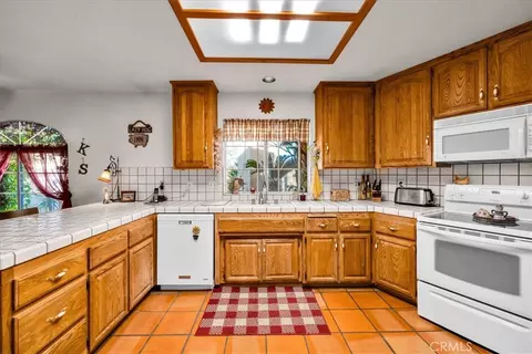 Kitchen - 10341 Pinon Ave, Morongo Valley, CA 92256 photo 1 of 3