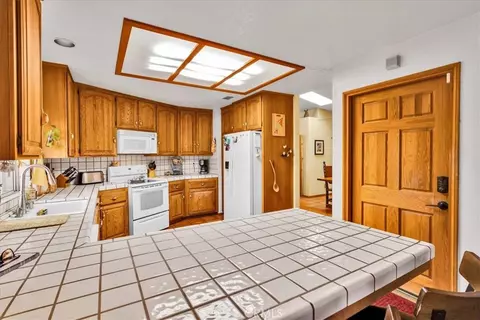 Kitchen - 10341 Pinon Ave, Morongo Valley, CA 92256 photo 2 of 3
