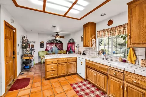 Kitchen - 10341 Pinon Ave, Morongo Valley, CA 92256 photo 3 of 3