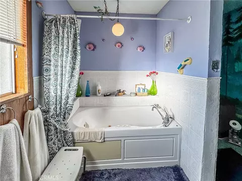Bath - 1415 Tamarack Ln, Needles, CA 92363 photo 2 of 5
