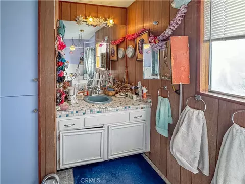 Bath - 1415 Tamarack Ln, Needles, CA 92363 photo 3 of 5