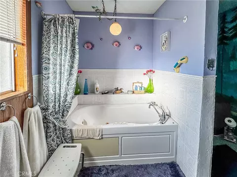 Bath - 1415 Tamarack Ln, Needles, CA 92363 photo 2 of 5
