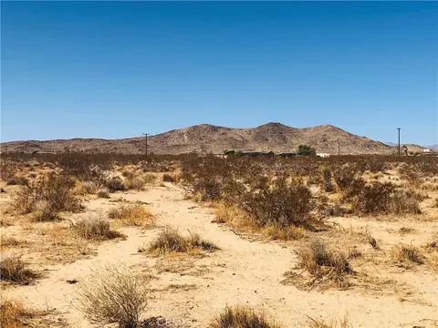 2 Napa Way, Landers, CA 92285