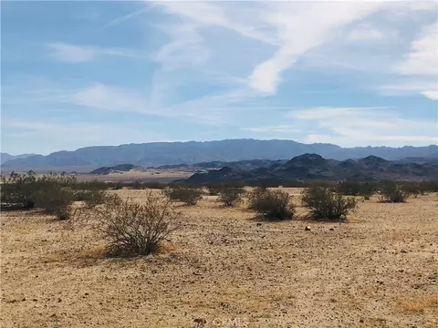 2 Fascination Ave, Joshua Tree, CA 92252
