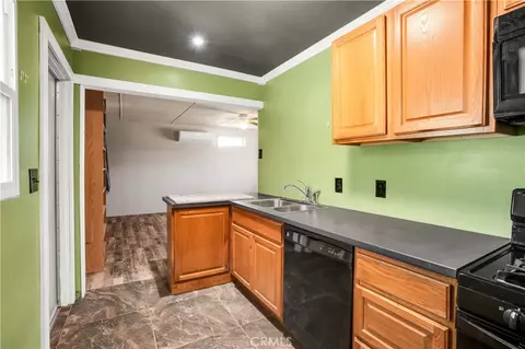 Kitchen - 1010 Wamego, Yucca Valley, CA 92284 photo 3 of 4