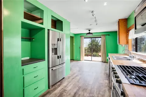 Kitchen - 1010 Wamego, Yucca Valley, CA 92284 photo 2 of 4